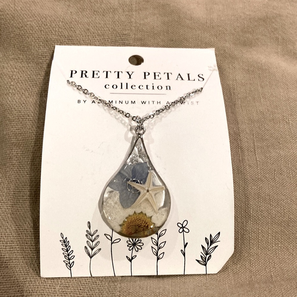 Aluminum with a Twist x Pretty Petals Daisy Starfish Necklace